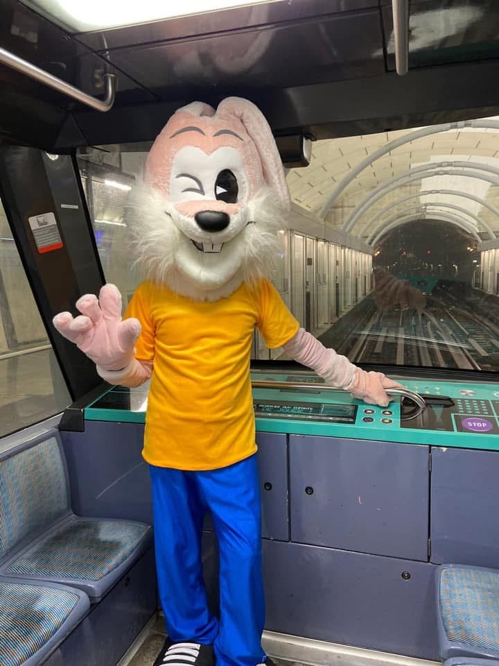 Mascotte Serge Lapin créée par ECO MASCOTTE pour le Métro de Lyon